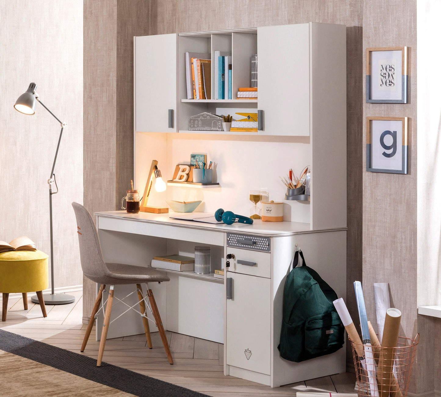Ampio Tavolo da Studio bianco con Unità.