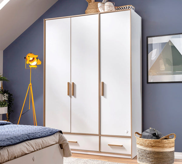 Armadio 3 Ante Modera in Legno con Ripiani Regolabili, Maniglie in Faggio e Specchio Interno