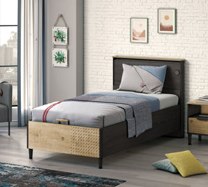 Bett mit schwarzem Untergestell