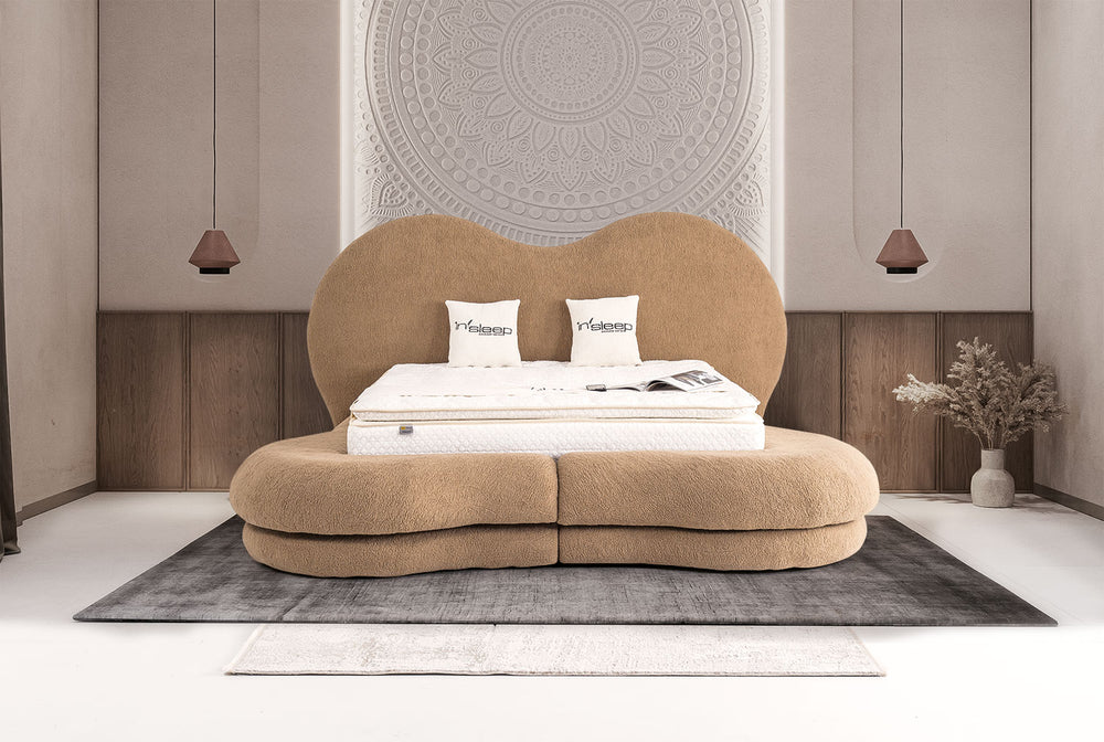 Letto Matrimoniale Maldiv in Tessuto Bouclé con Design Organico