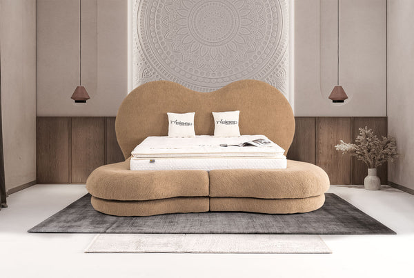 Letto Matrimoniale Maldiv in Tessuto Bouclé con Design Organico