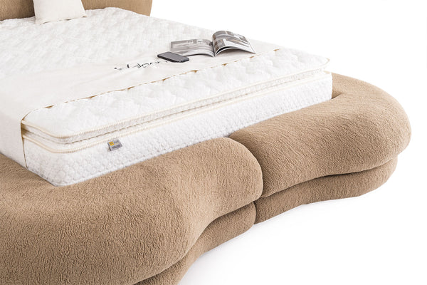 Letto Matrimoniale Maldiv in Tessuto Bouclé con Design Organico