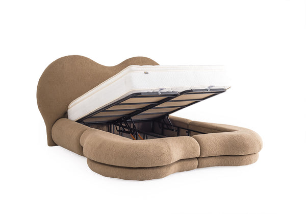 Letto Matrimoniale Maldiv in Tessuto Bouclé con Design Organico