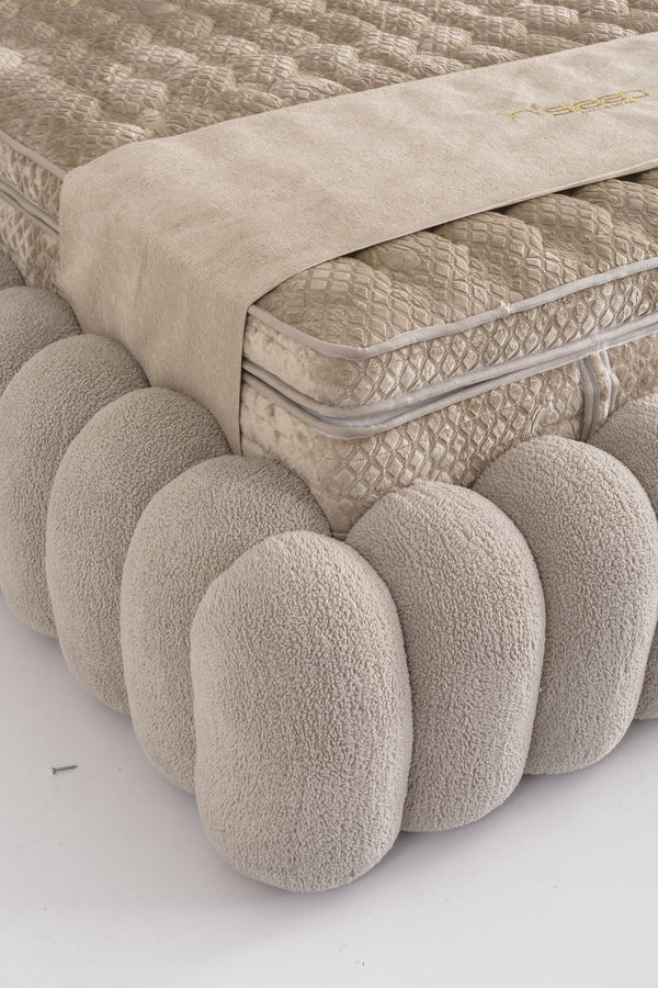 Letto Matrimoniale Marsel in Tessuto Bouclé con Effetto Nuvola