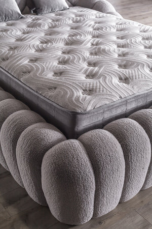 Letto Matrimoniale Graz in Tessuto Bouclé con Design a Coste