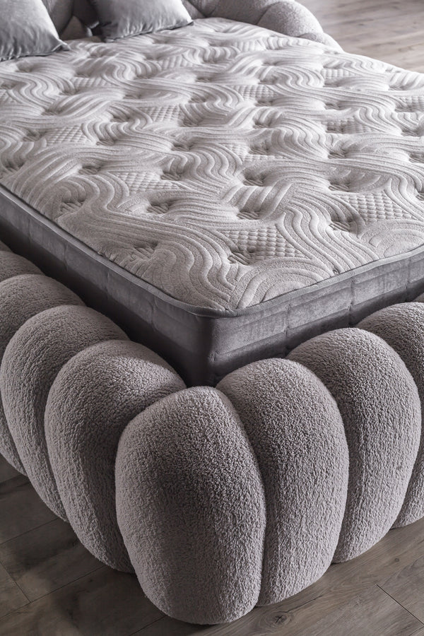 Letto Matrimoniale Graz in Tessuto Bouclé con Design a Coste