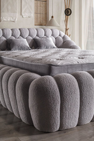 Letto Matrimoniale Graz in Tessuto Bouclé con Design a Coste
