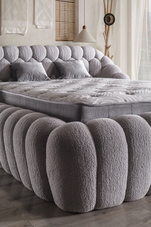 Letto Matrimoniale Graz in Tessuto Bouclé con Design a Coste
