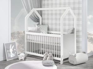 Lettino Ruka 70x140 cm con rete in posizione alta allestito in una cameretta accogliente per bambini