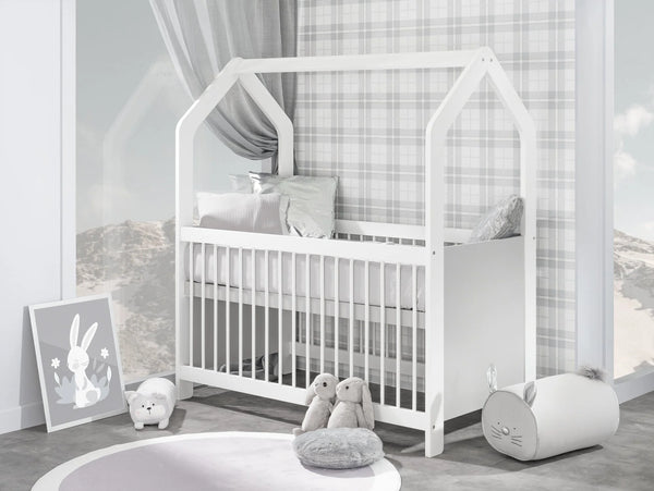 Lettino Ruka 70x140 cm con rete in posizione alta allestito in una cameretta accogliente per bambini