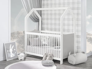 Lettino Ruka 70x140 cm con rete in posizione bassa inserito in una cameretta moderna per bambini