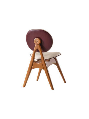 Sedia Amarena vista posteriore di tre quarti: schienale bordeaux e gambe in legno divaricate