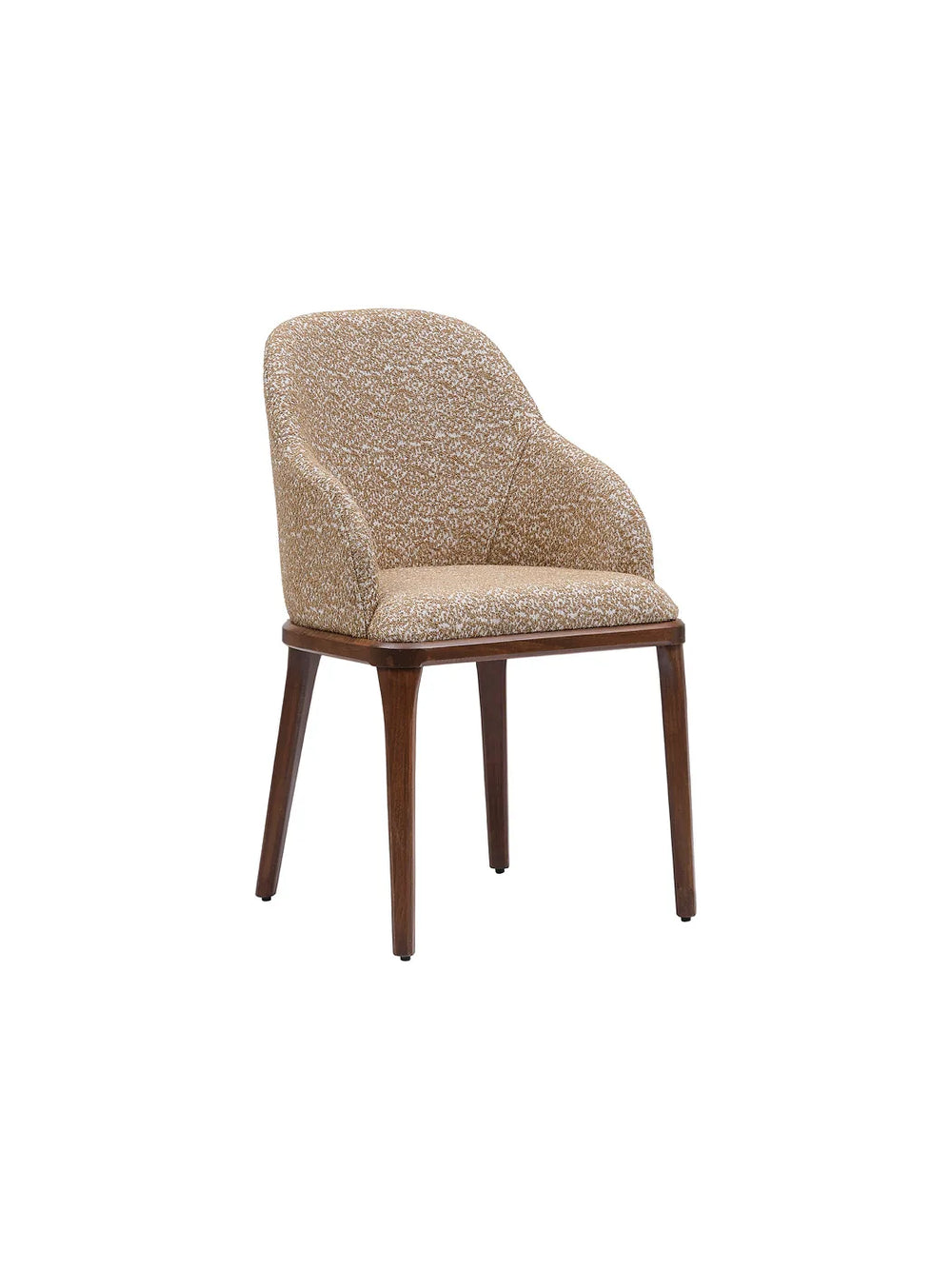 Sedia da pranzo Aspendos vista di tre quarti, schienale avvolgente in tessuto beige e gambe in legno noce