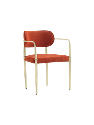 Sedia da pranzo Berlin Luxury vista di tre quarti, tessuto terracotta e braccioli in metallo oro