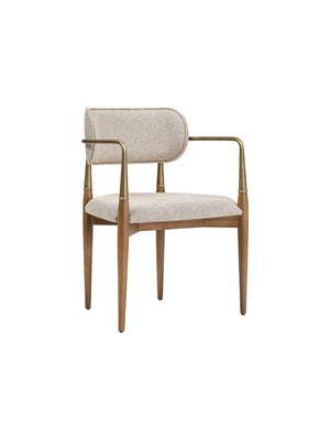 Sedia da pranzo Berlin Wood in legno con braccioli finitura ottone e tessuto beige, vista di tre quarti