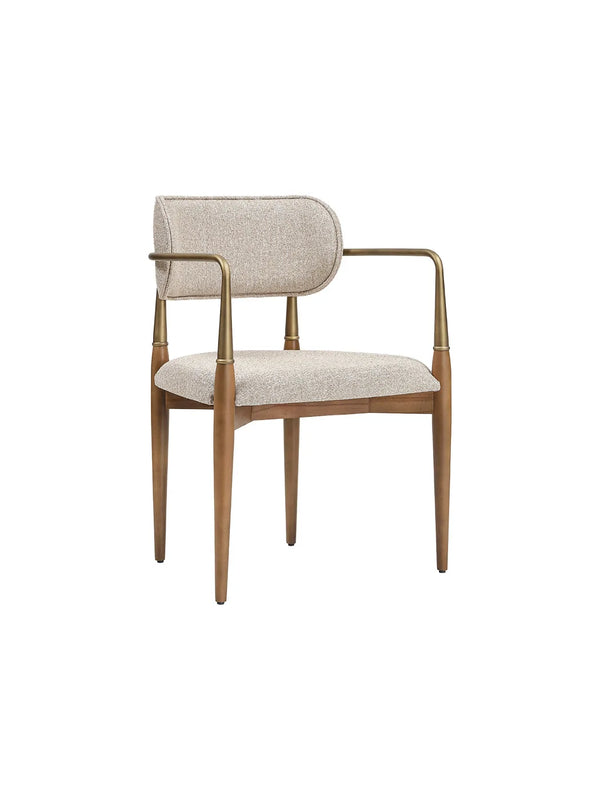 Sedia da pranzo Berlin Wood in legno con braccioli finitura ottone e tessuto beige, vista di tre quarti