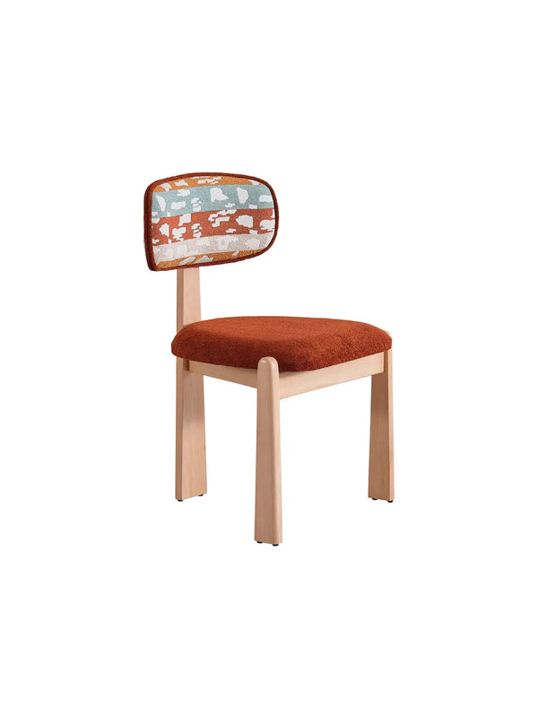 Sedia da pranzo Cipro in legno naturale con schienale fantasia e seduta terracotta, vista di tre quarti