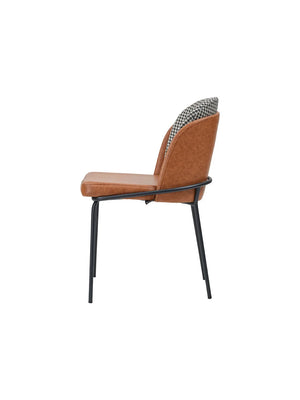 Sedia Dandy vista laterale, profilo dello schienale curvo e gambe in metallo nero