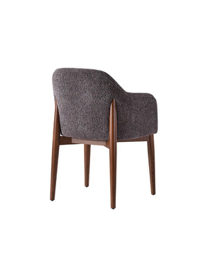Sedia Forland vista posteriore di tre quarti con le gambe in legno che sostengono lo schienale