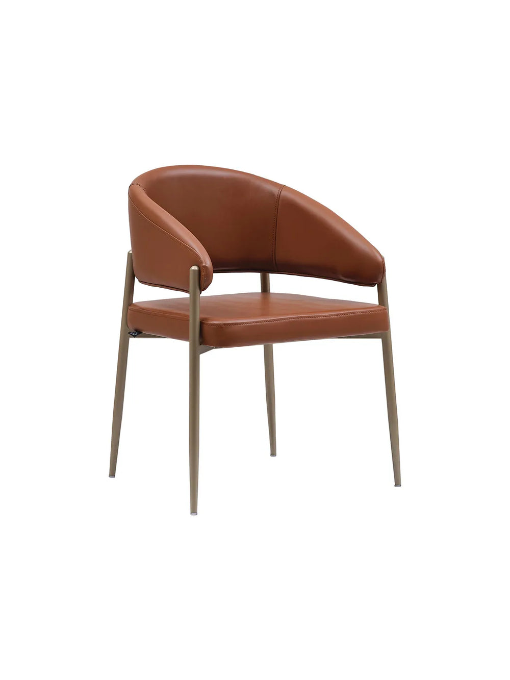 Sedia da pranzo Hermes vista di tre quarti, schienale avvolgente in ecopelle cognac e gambe in metallo