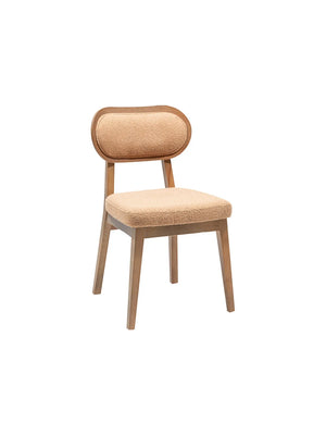 Sedia da pranzo Latina in bouclé caramello con schienale ovale in legno, vista di tre quarti