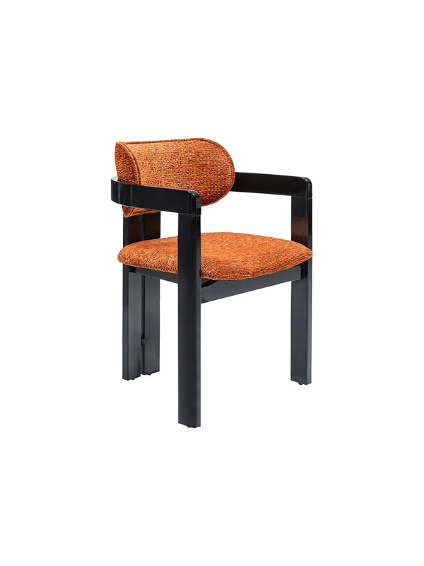 Sedia da pranzo Lici in legno laccato nero con tessuto arancio, vista di tre quarti