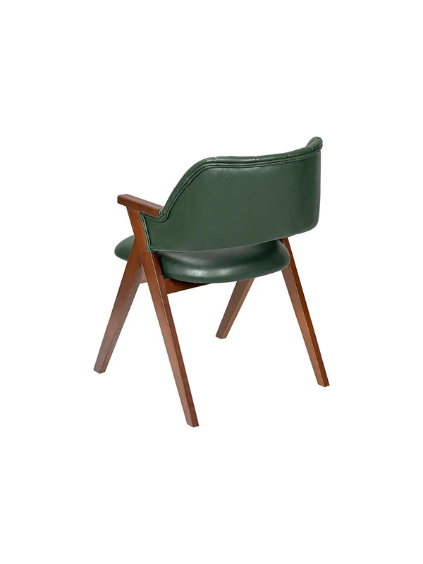 Sedia Malta vista posteriore di tre quarti, schienale avvolgente verde e gambe in legno ad A
