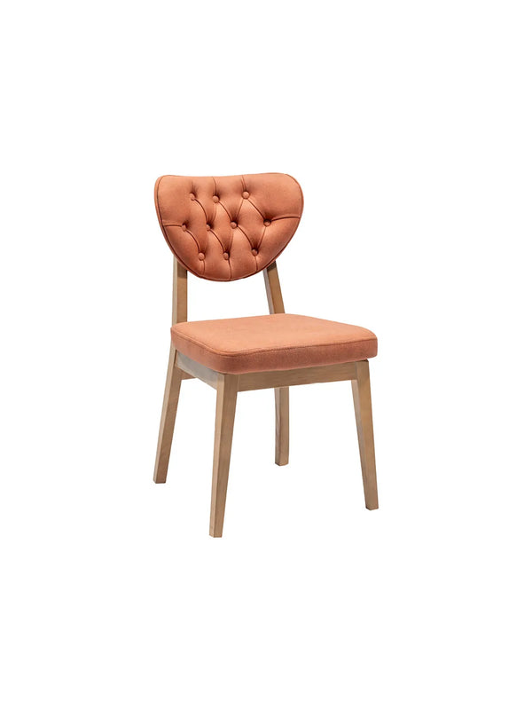 Sedia da pranzo New Latina in tessuto terracotta con schienale capitonné, vista di tre quarti