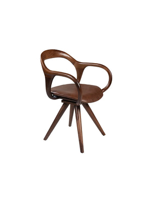 Sedia da pranzo Nova vista di tre quarti, telaio scultoreo in legno tinto noce e seduta effetto pelle