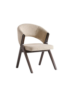 Sedia da pranzo Opera in bouclé beige con gambe in legno scuro, vista di tre quarti