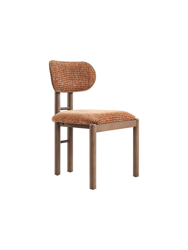 Sedia da pranzo Premium in tessuto terracotta con gambe cilindriche in legno, vista di tre quarti