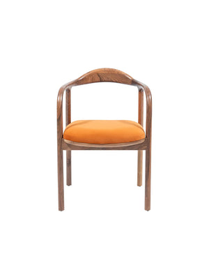 Sedia Sir Walnut vista frontale con schienale a fascia in legno noce e cuscino arancio