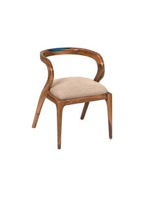 Sedia da pranzo Walnut Wood vista di tre quarti, schienale sinuoso in noce con inserto blu