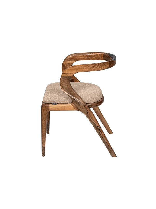 Sedia Walnut Wood vista laterale, profilo scultoreo in legno noce con venature naturali
