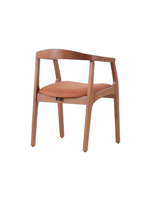 Sedia Wood vista frontale di tre quarti con fascia curva in legno e seduta imbottita