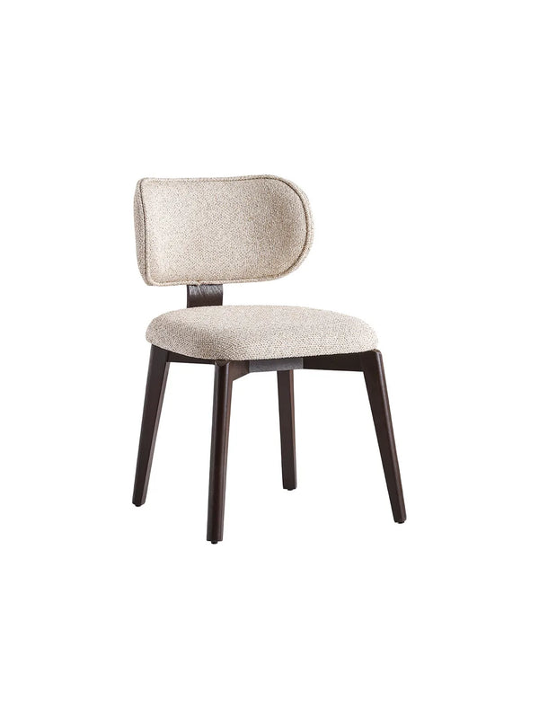 Sedia da pranzo Wossew in tessuto écru con gambe in legno scuro, vista di tre quarti