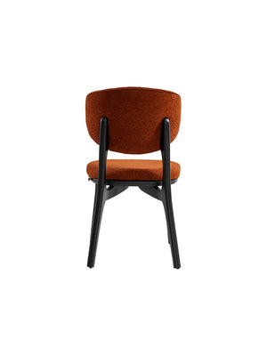 Retro della sedia da pranzo Zen: schienale in tessuto ruggine e gambe in legno nero